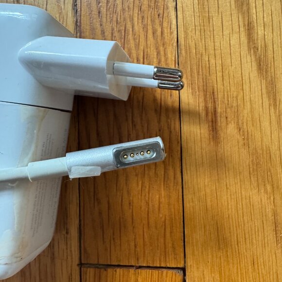 European Macbook Charger (Purchased in Apple Store in Madrid) - Picture 3 of 3